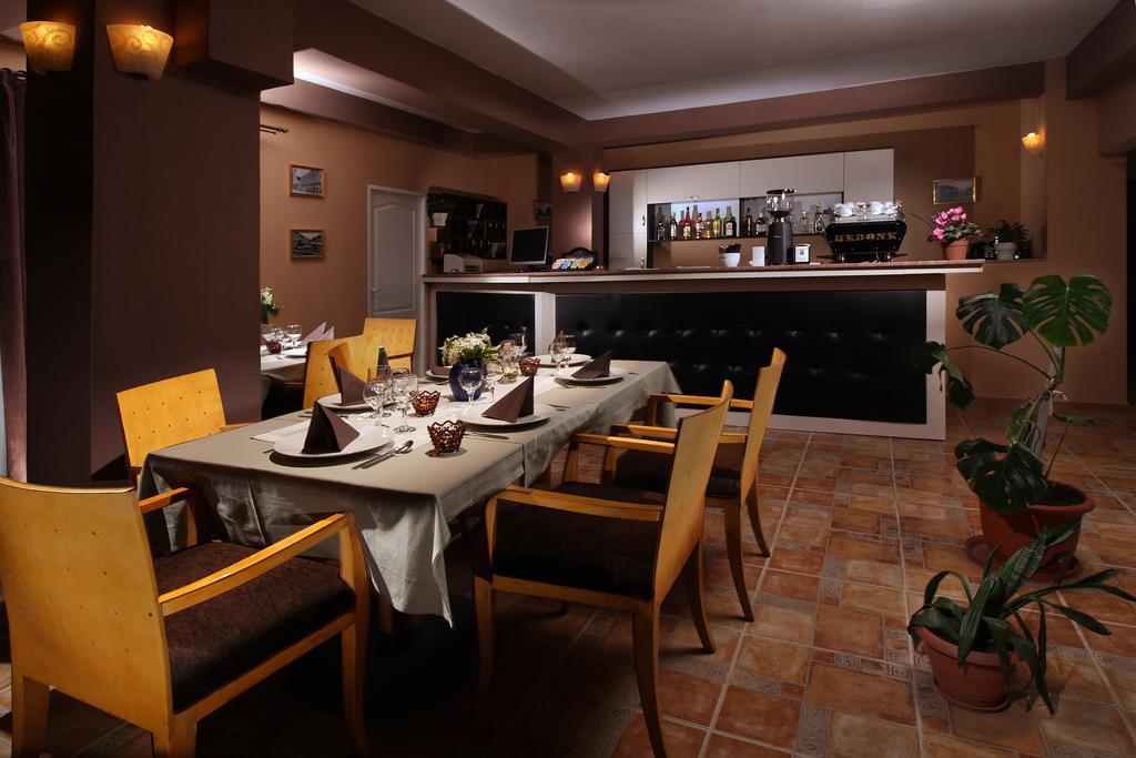 Hotel Pensiunea Floare De Colt à Băile Herculane Extérieur photo